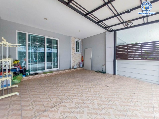 *****ทาวน์เฮ้าส์มือสองย่านเมืองทอง ม.โกลเด้นซิตี้ แจ้งวัฒนะ-เมืองทอง เนื้อที่กว้าง 19 ตร.ว. ฟังก์ชัน 4 ห้องนอน 3 ห้องน้ำ ที่จอดรถ 2 คัน ฟรี! เครื่องปรับอากาศ 4 เครื่อง ลงเสาเข็ม ต่อเติมพร้อมเข้าอยู่ได้ทันที ทำเลเดินทางสะดวก ใกล้รถไฟฟ้าสายสีชมพู "สถานีปากเกร็ด" และจุดขึ้นทางด่วน "อุดรรัถยา" จองเลย!